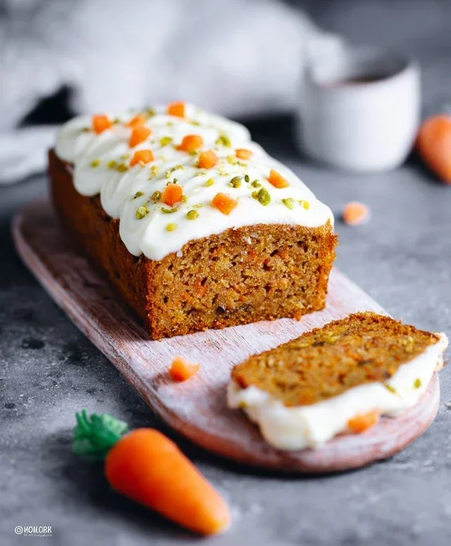 Karottenkuchen ohne Mehl, kalorienarm, mit Frosting