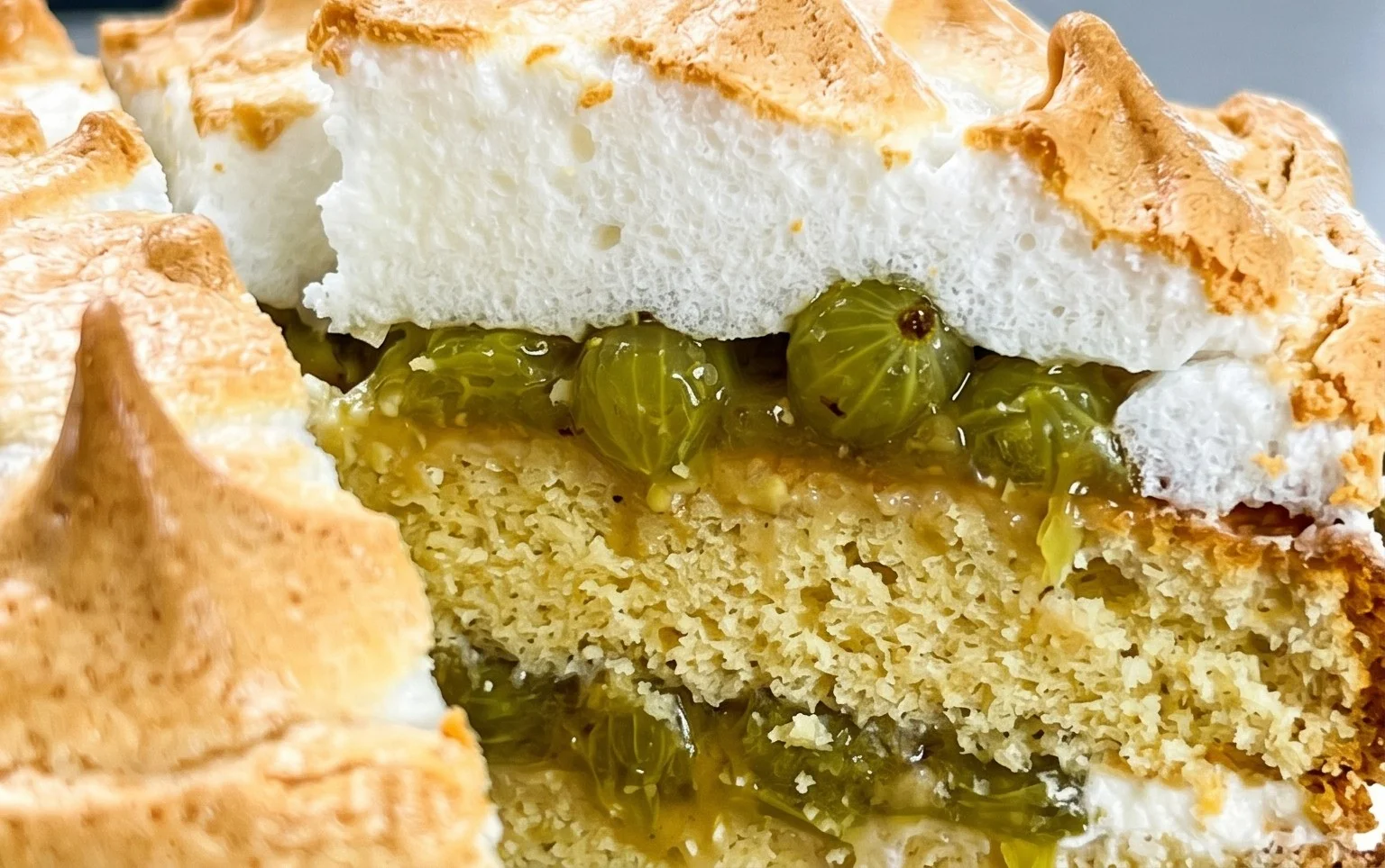 Stachelnon-alcoholic beer-Baiser-Torte
